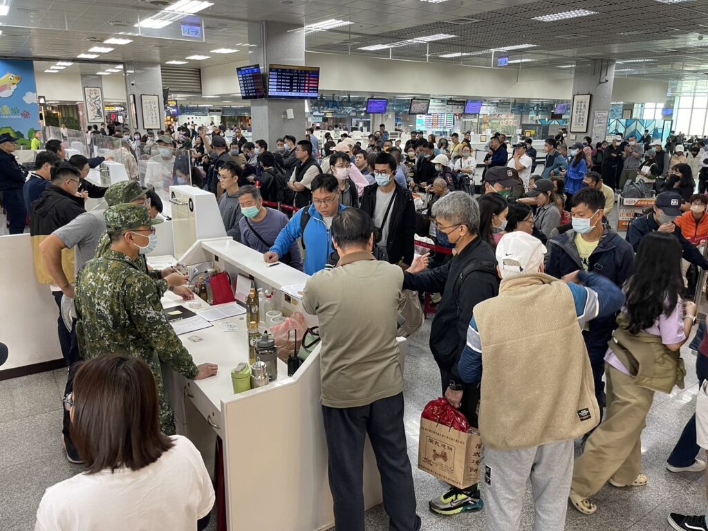 ▲因濃霧而使飛機無法起飛的旅客,在候機大廳無奈等待。(圖/立委陳玉珍辦公室 提供)