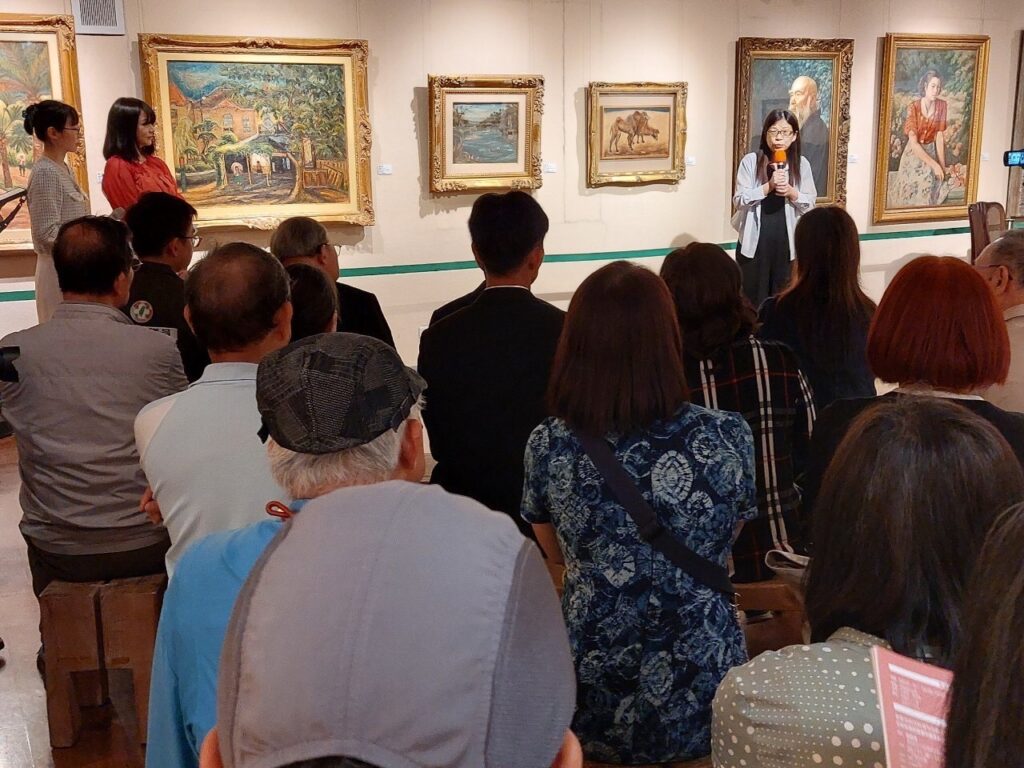 ▲國美館館長陳貺怡說明李梅樹在藝術創作史實歷程中所展現的聚焦風華。(圖/李梅樹紀念館 提供)