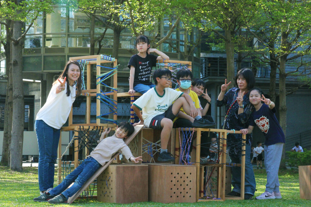 兒童運用自己的想像，在美術館中搭建專屬於孩子們的自遊樂園。（圖/國美館提供）
