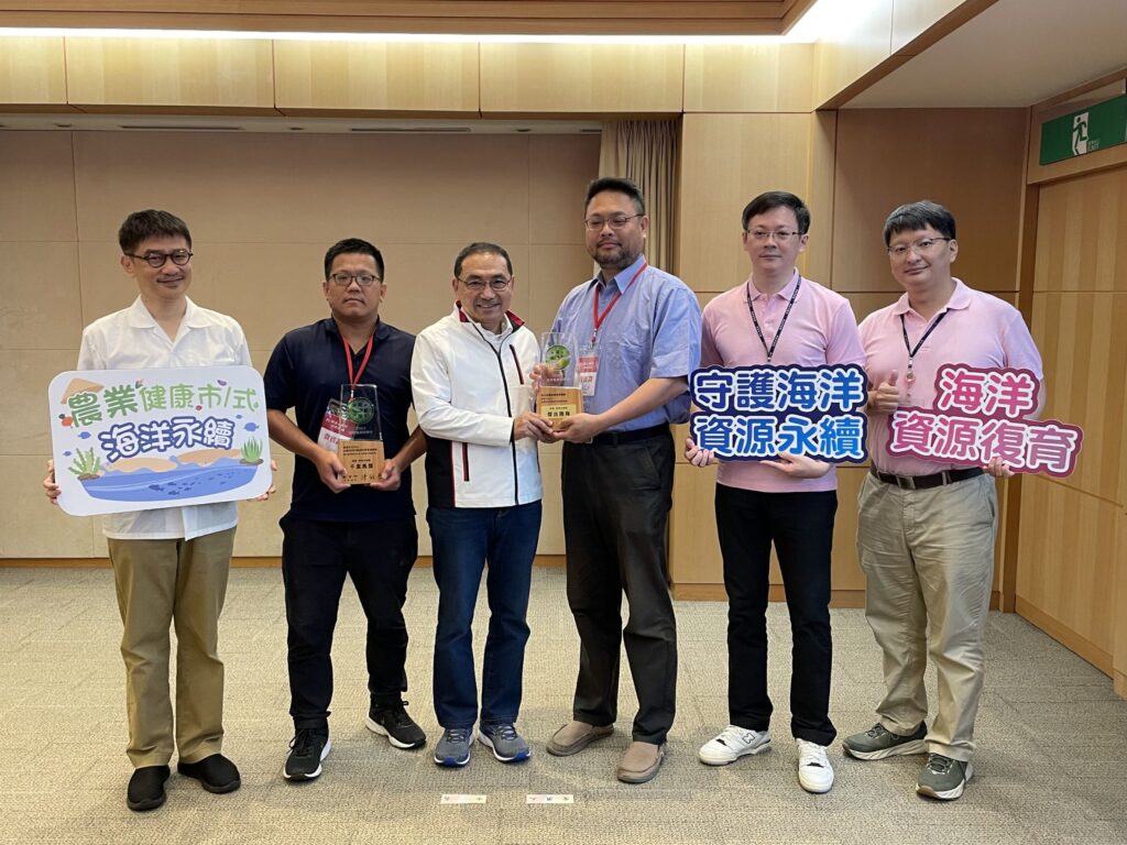 ▲新北市長侯友宜(左三)與新北市農業局長李玟(左一)與獲獎團隊合影。(圖/新北市農業局 提供)