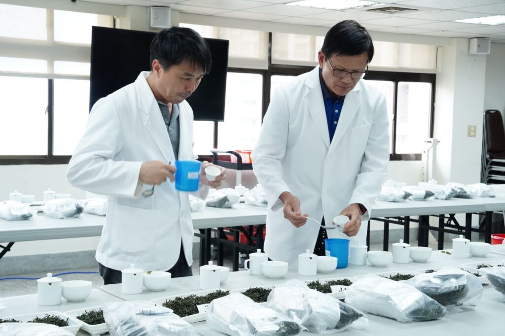 ▲專業評審遴選出最優質的茶農及茶品。(圖/新北農業局 提供)