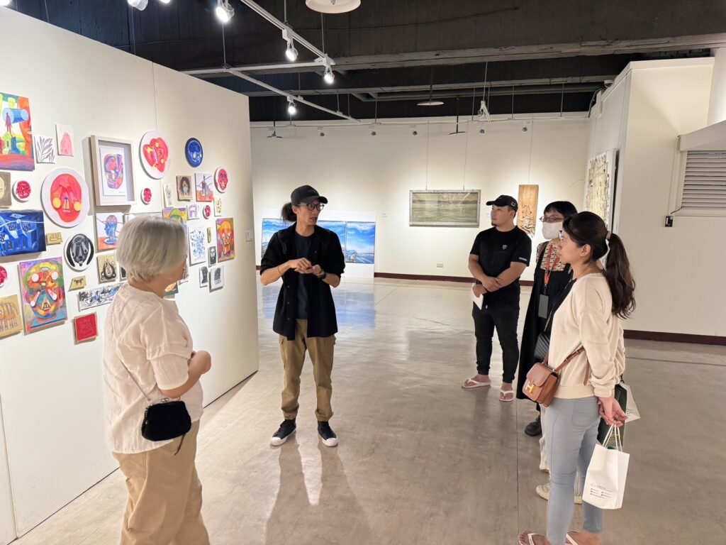 參展藝術家焦聖偉為民眾說明〈日常集合〉創作理念。(圖/文化局提供)