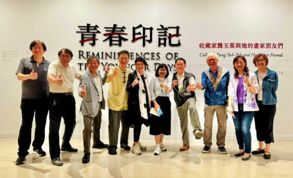▲出席開幕式的多位藝術家及前輩藝術家二代,在展場開心合影留念。(圖/黃秋菊 提供)
