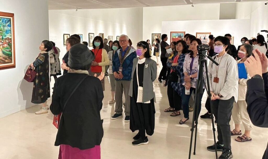 ▲特展作品導覽時刻吸引民眾踴躍聆聽與交流。(圖/黃秋菊 提供)