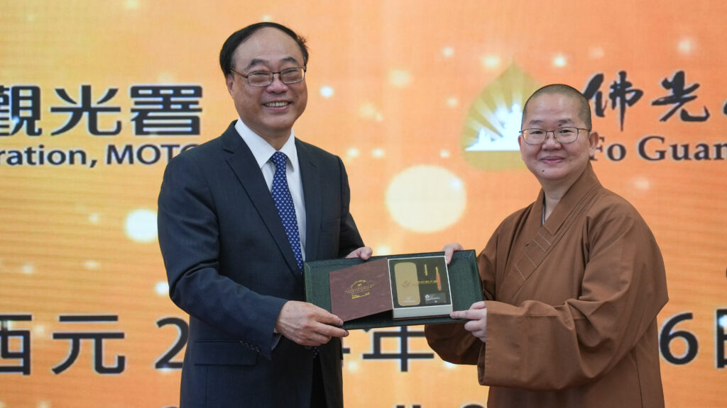 ▲觀光署長周永暉(左)與佛陀紀念館館長如常法師簽署合作協議後開心合影留念。(圖/觀光署 提供)