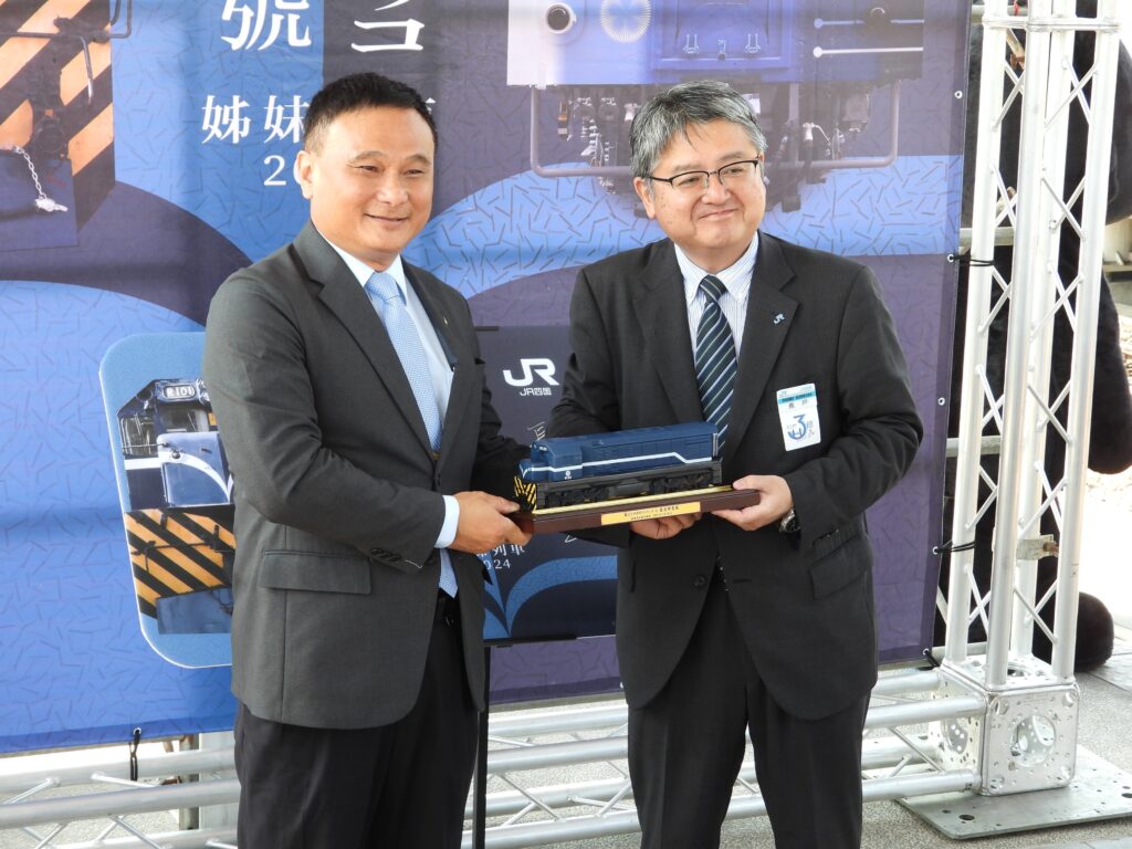 ▲臺鐵公司劉副總（左）與日本JR四國專務取締役鐵道事業部部長戶正二代表簽署協定。（圖/臺鐵公司 提拱）