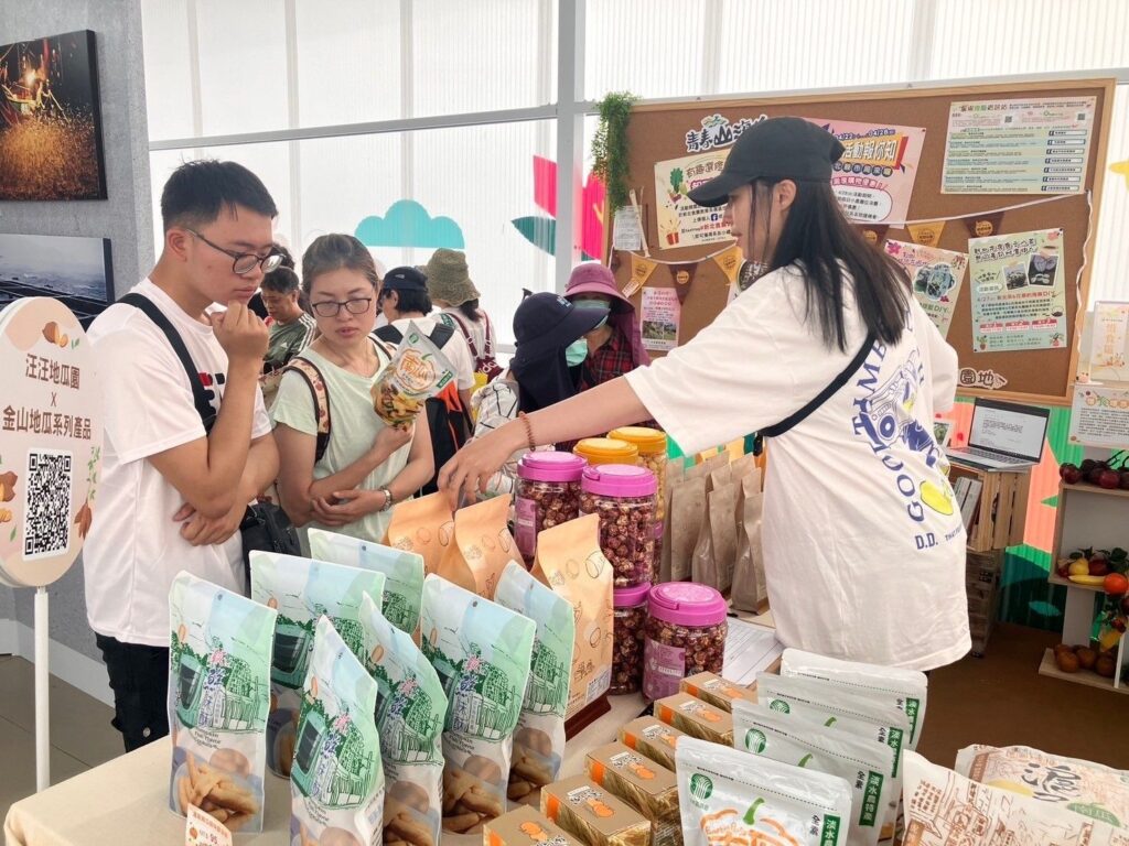 ▲展場陳列豐富的農特產品，讓民眾參觀選購。（圖/新北農業局 提供）