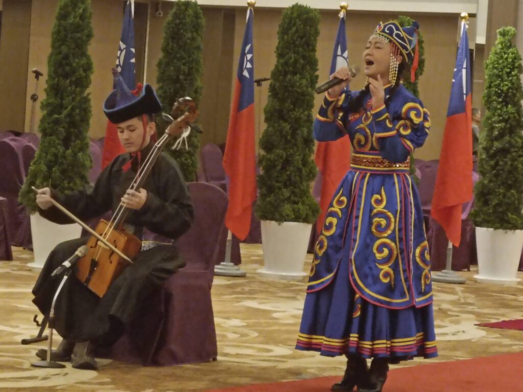 ▲著正統蒙古服飾並演唱,為祭典儀式增添濃郁文化氣氛。(記者 辛澎祥/攝)