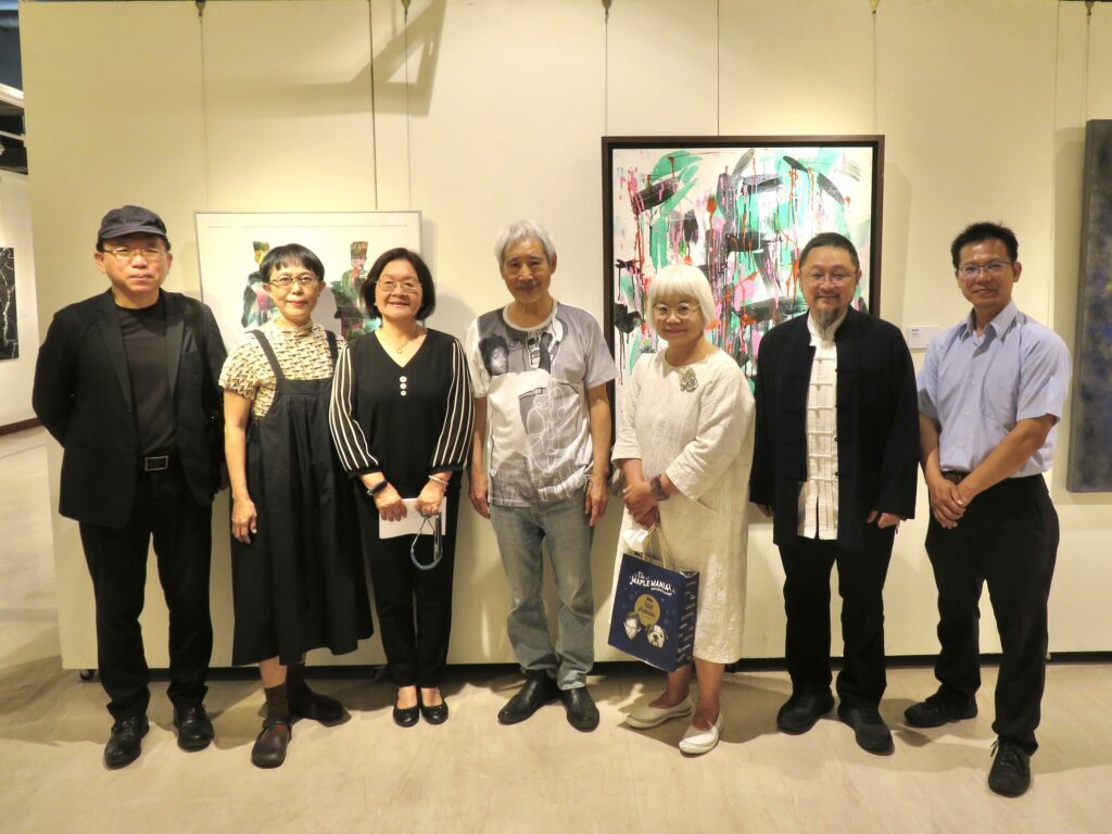 顏名宏老師(左起)、張玉奇老師、廖小玲處長、陳水財老師、鍾穗蘭老師、李思賢主任、鄭勝華老師,於陳水財老師〈見虛華之一〉作品合影 。(圖/文化局提供)