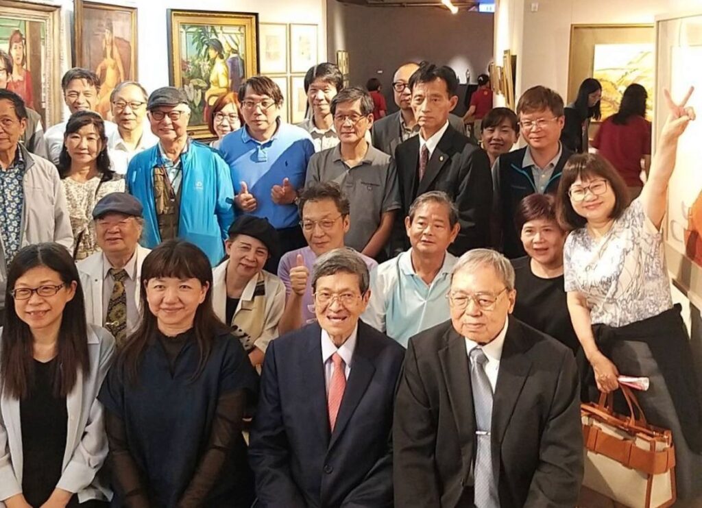 ▲多位文化界貴賓與藝術家二代在開幕式上開心合影留念。(圖/黃秋菊 提供)