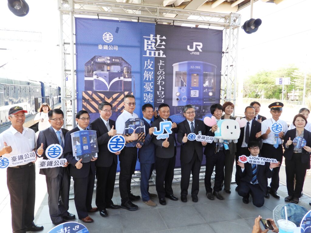 ▲臺日兩方代表合影留念。（圖/臺鐵公司 提供）