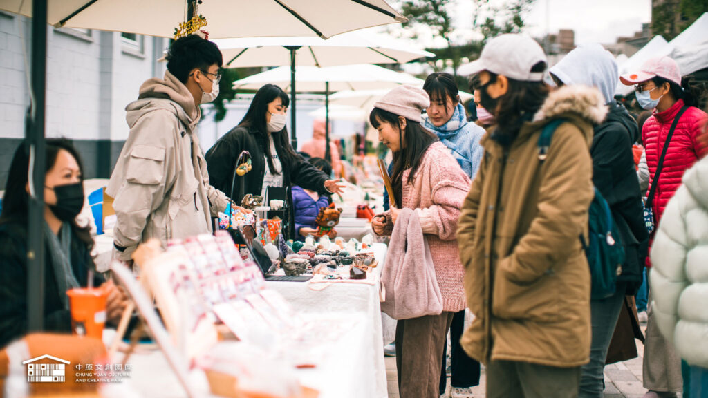 中原文創園區市集吸引眾多人潮前往。(圖/文化局提供)