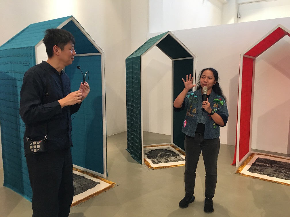 印尼藝術家費蒂里向民眾介紹作品「閱讀自然，維護生命」創作理念。（圖/文化局提供）