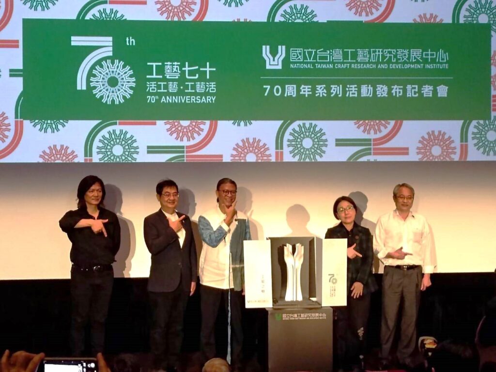 ▲（右起）文化部文創發展司長江清松、文化部次長王時思、工藝中心主任陳殿禮、臺灣工藝聯盟總會長陳啟村，共同揭開藝術家楊北辰（左1）創作的工藝70形象「工藝之樹」雕塑模型，見證臺灣工藝的發展與未來。（記者 陳安婷/攝）