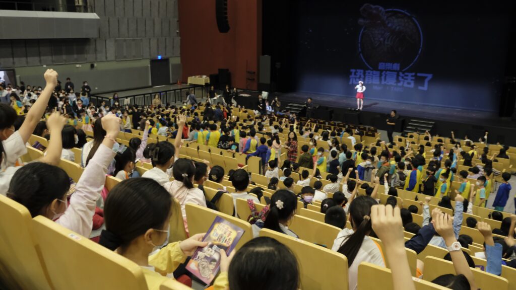 現場有獎徵答讓小朋友更認識劇場。（圖/桃園市政府藝文設施管理中心提供）