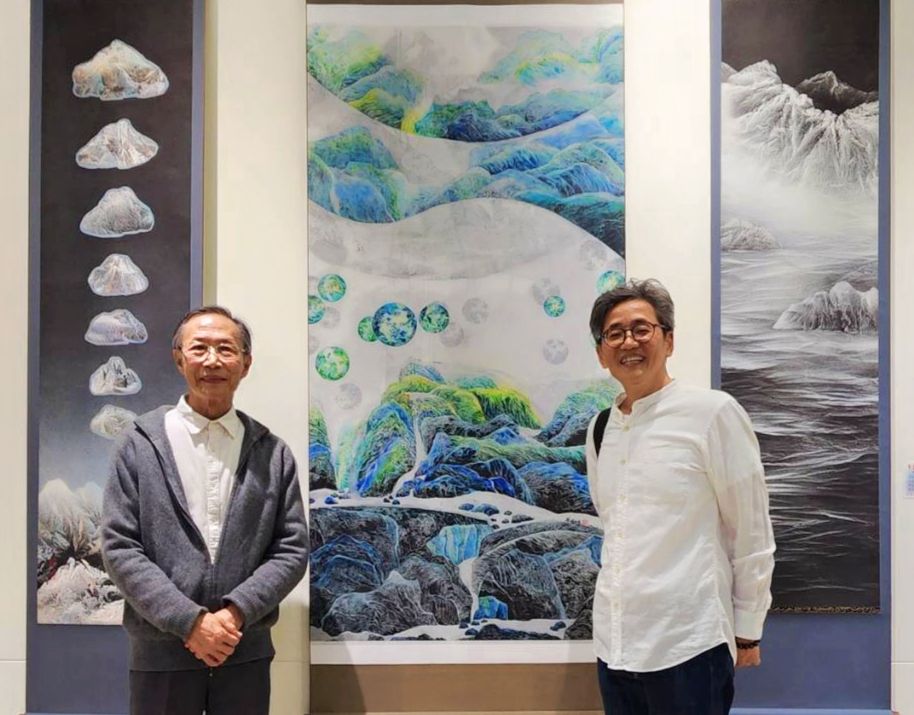 ▲林象元（左）與劉振富的現代水墨作品，展現視覺無限開闊的質感。（記者 辛澎祥/攝）