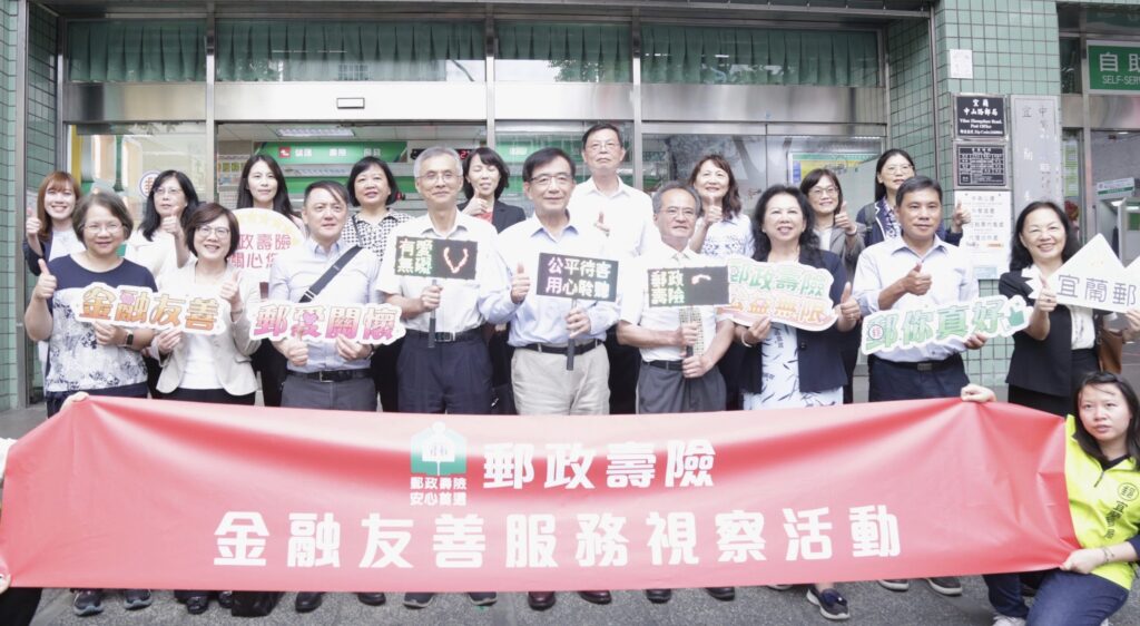 ▲中華郵政在吳宏謀董事長(中)的率領下,展現服務與責任的職能,備受社會肯定。(圖/中華郵政 提供)