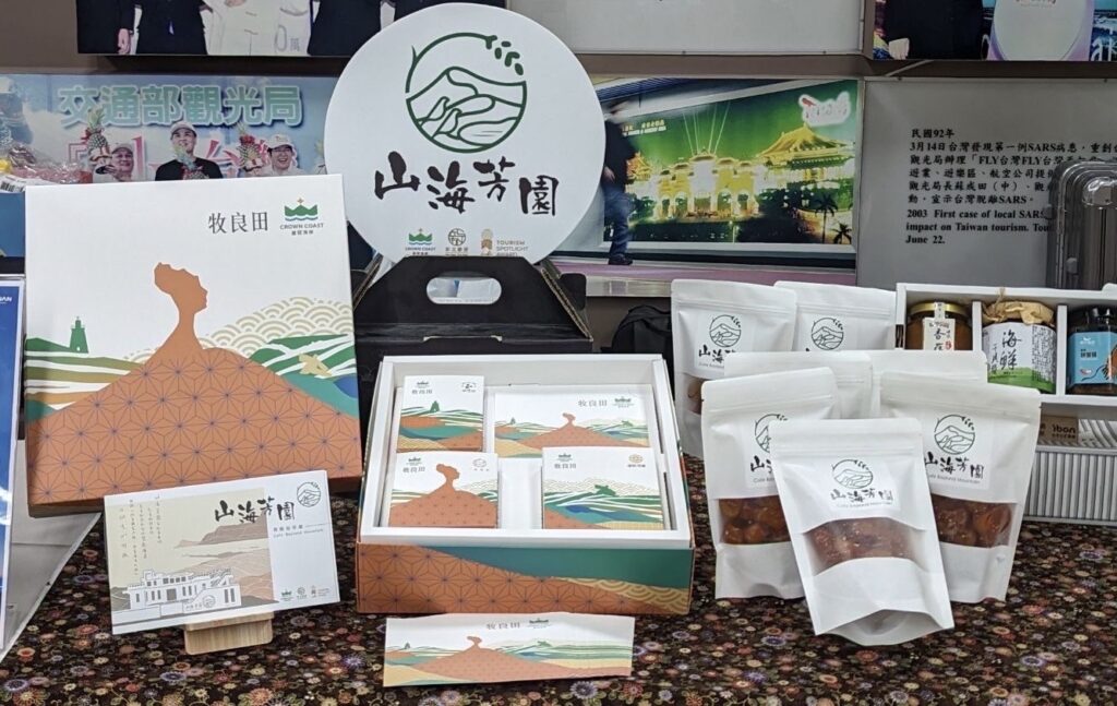 ▲現場擺設伴手禮引來全場高度關注。(記者 辛澎祥/攝)