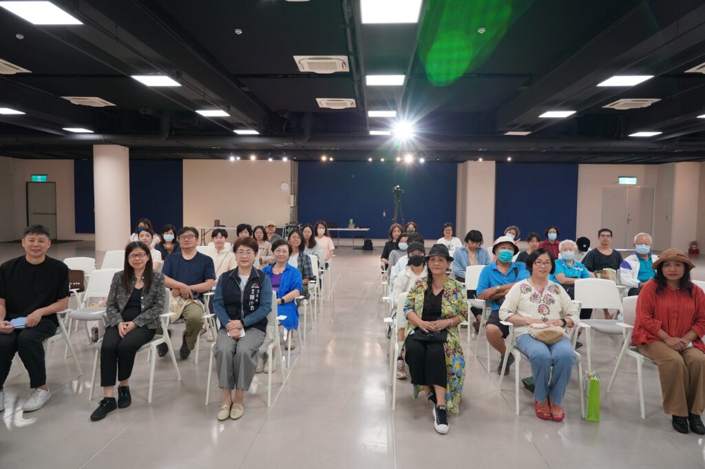 文化局長陳佳君（前排左三）於座談會與參與者合影。（圖/文化局提供）