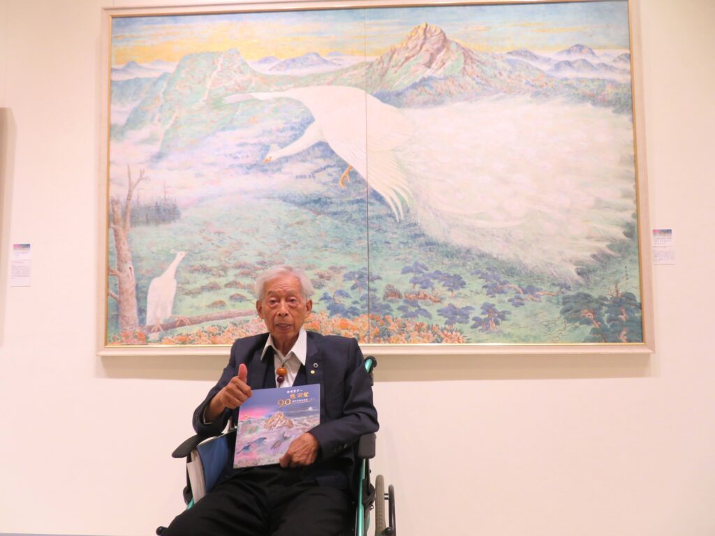 趙宗冠畫家與作品「玉山春韻（白孔雀）玉山國家公園」合影。（圖/文化局提供）