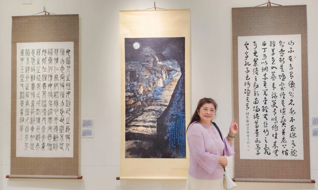 ▲女書法家黃素珍的紮實功力，在作品中彰顯其專注的氣韻美感。（記者 辛澎祥/攝）