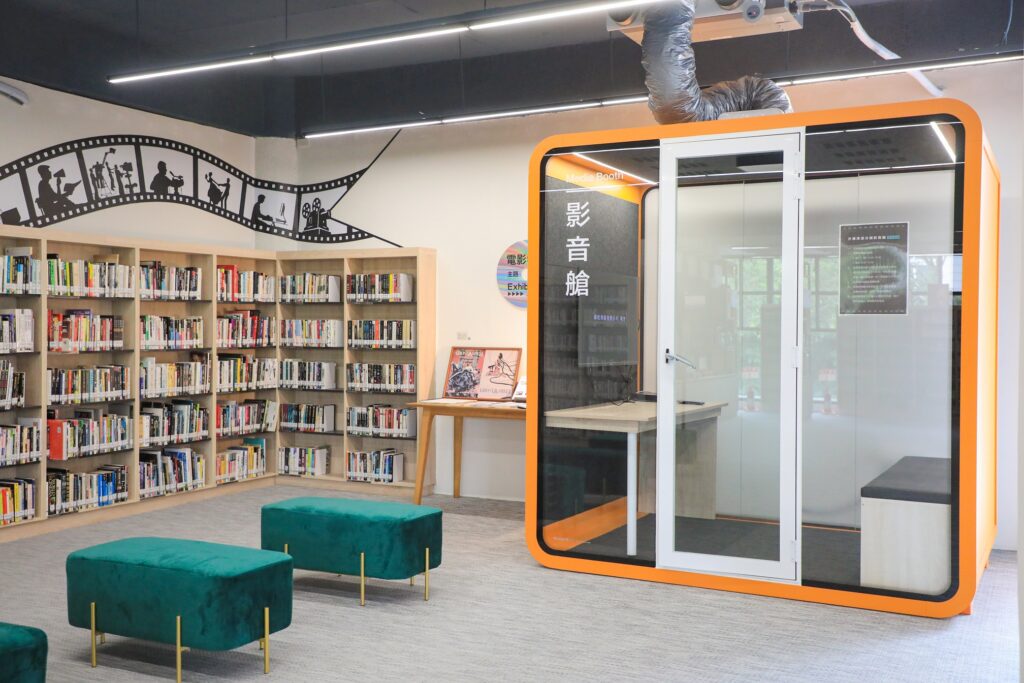 深波圖書館有臺中首座個人影音艙。(圖/文化局提供)