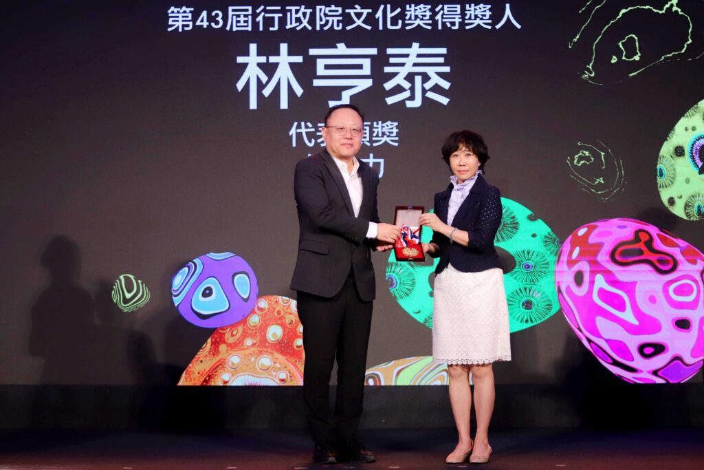 ▲臺文館館長林巾力（右）代表林亨泰領獎，並與史哲部長合影。（圖/文化部 提供）