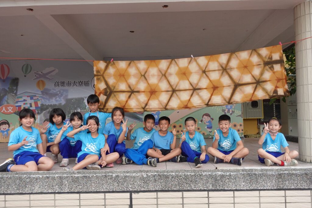 ▲學子們在校園習得工藝教育與成果,顯得十分開心。(圖/工藝中心 提供)