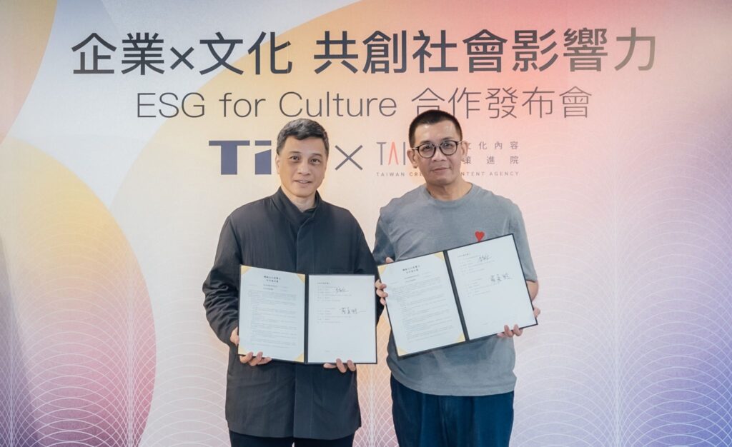 ▲文策院董事長蔡嘉駿（右）與東友科技董事長黃育仁簽署合作協議書。（圖/文策院 提供）