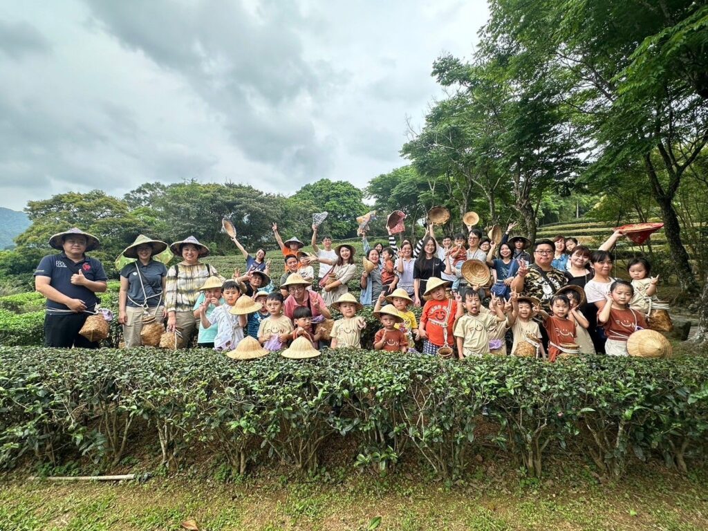 ▲新北市農業局規畫的農場賞螢活動，參加者開心的合影留念。（圖/新北市農業局 提供）