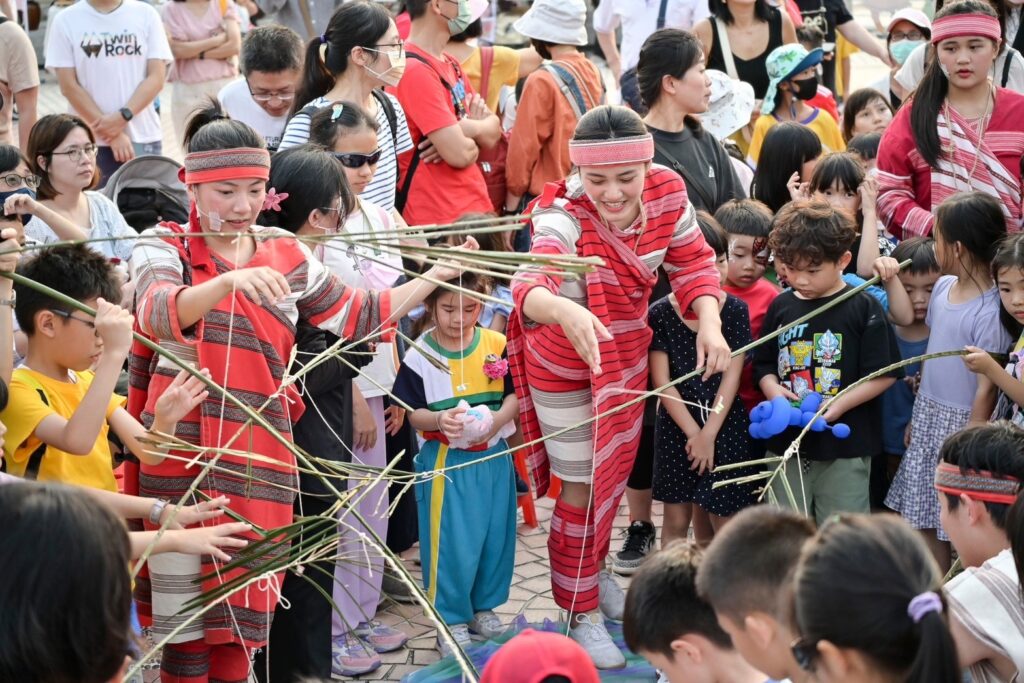 兒藝節港區場次演出團隊「泰雅原舞工坊」與現場兒童互動玩遊戲。(圖/文化局提供)