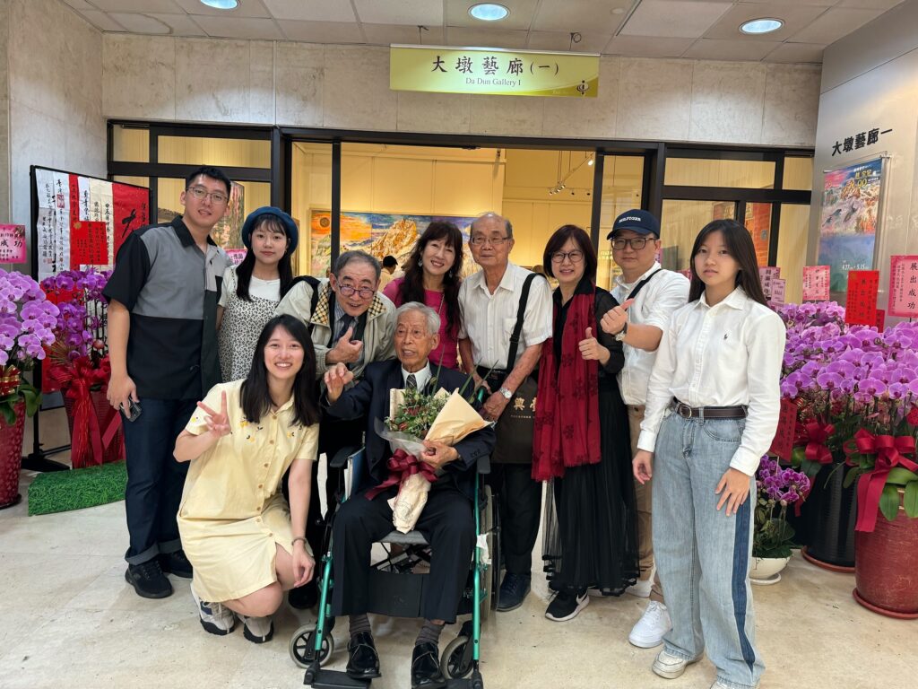 趙宗冠醫師與家人於大墩藝廊合照。（圖/文化局提供）