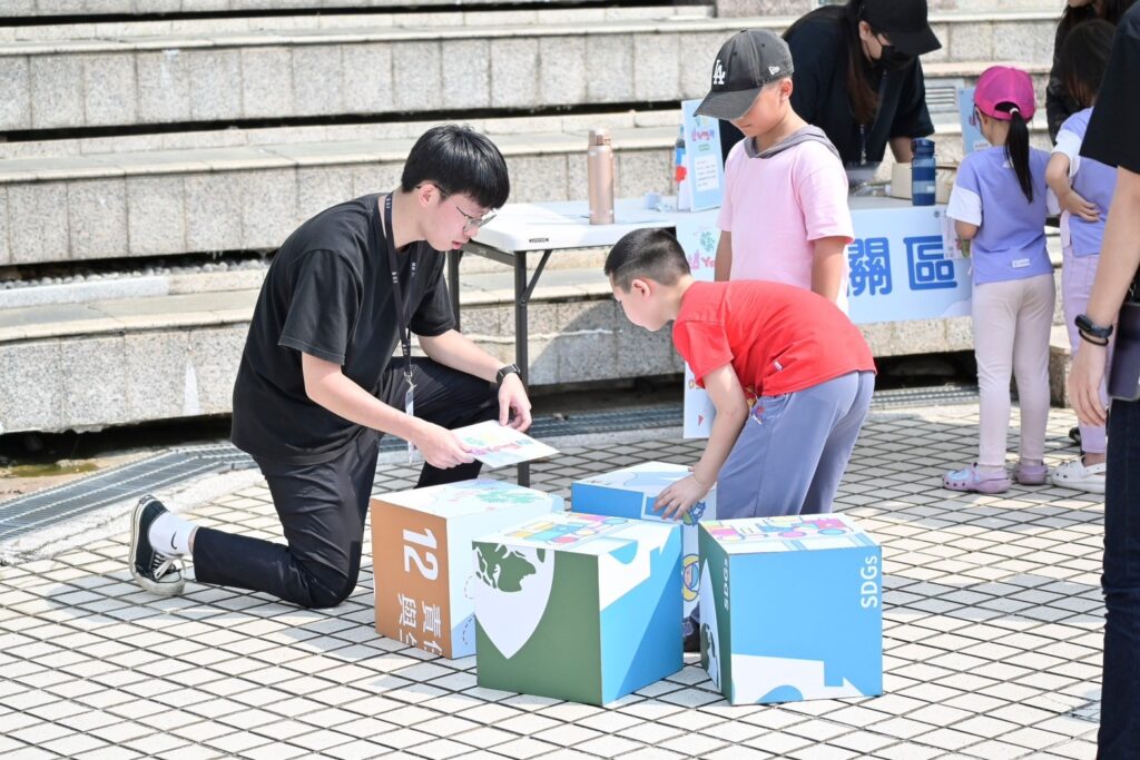 兒藝節匯演活動還有闖關遊戲讓小朋友遊玩。(圖/文化局提供)