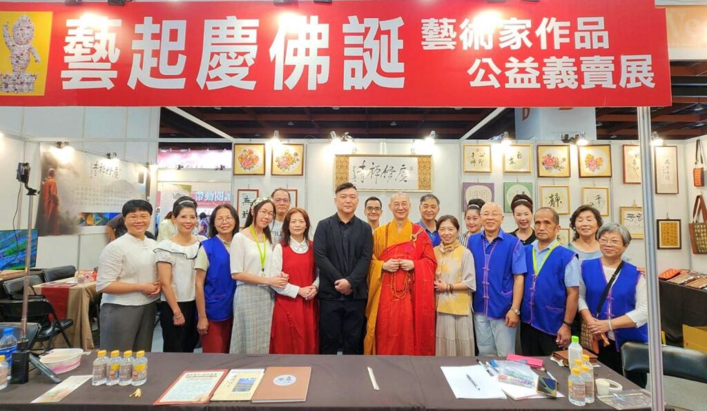 ▲廣修禪寺住持大慧法師（右五）與廣修禪寺志工及藝文界貴賓合影留念。（記者 辛澎祥/攝）