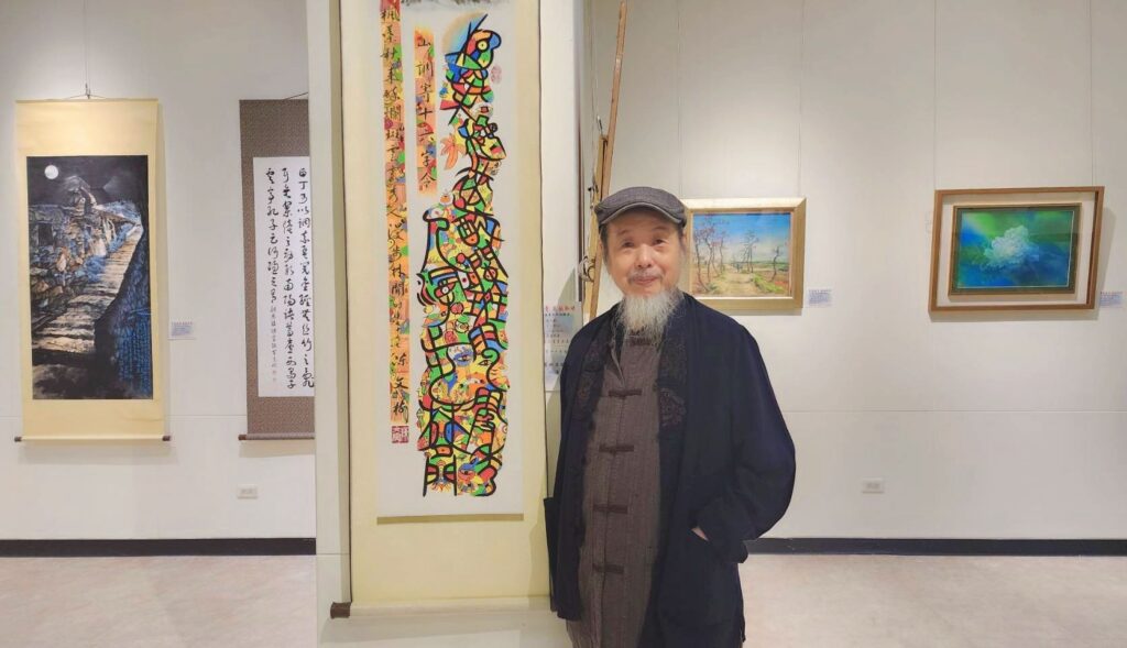 ▲陳文樹老師運用文字與圖形構圖，在作品中提昇正向的心境，讓人嘆為觀止。（記者 辛澎祥/攝）