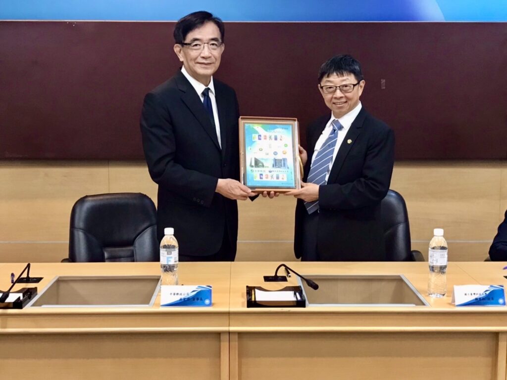 ▲中華郵政董事長吳宏謀(左)與臺科大校長顏家鈺簽署產學合作備忘錄。(圖/中華郵政 提供)