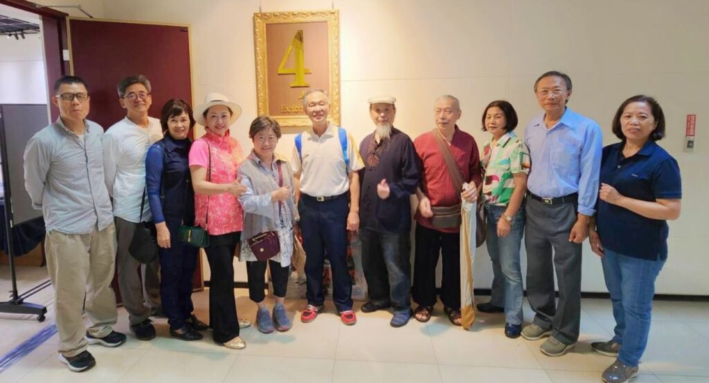 ▲從佈展到撤展，參展老師們無怨無悔，全力投入，展現藝術家正向的風範。（記者 辛澎祥/攝）