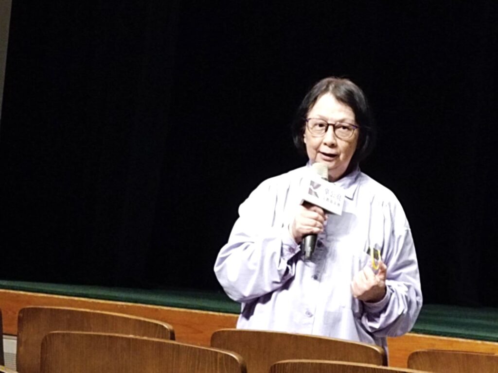 辜公亮文教基金會執行長辜懷群說明做傳統戲的認真態度。(記者 陳安婷/攝)