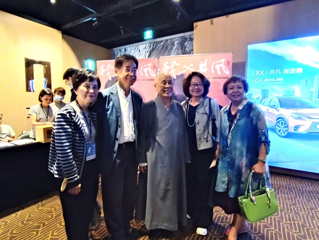 楊英風美術館館長王維妮(右起)、白鷺鷥基金會榮譽董事長陳郁秀、釋寬謙法師 、製片王亞維於影片看板合影。(記者 陳安婷/攝)