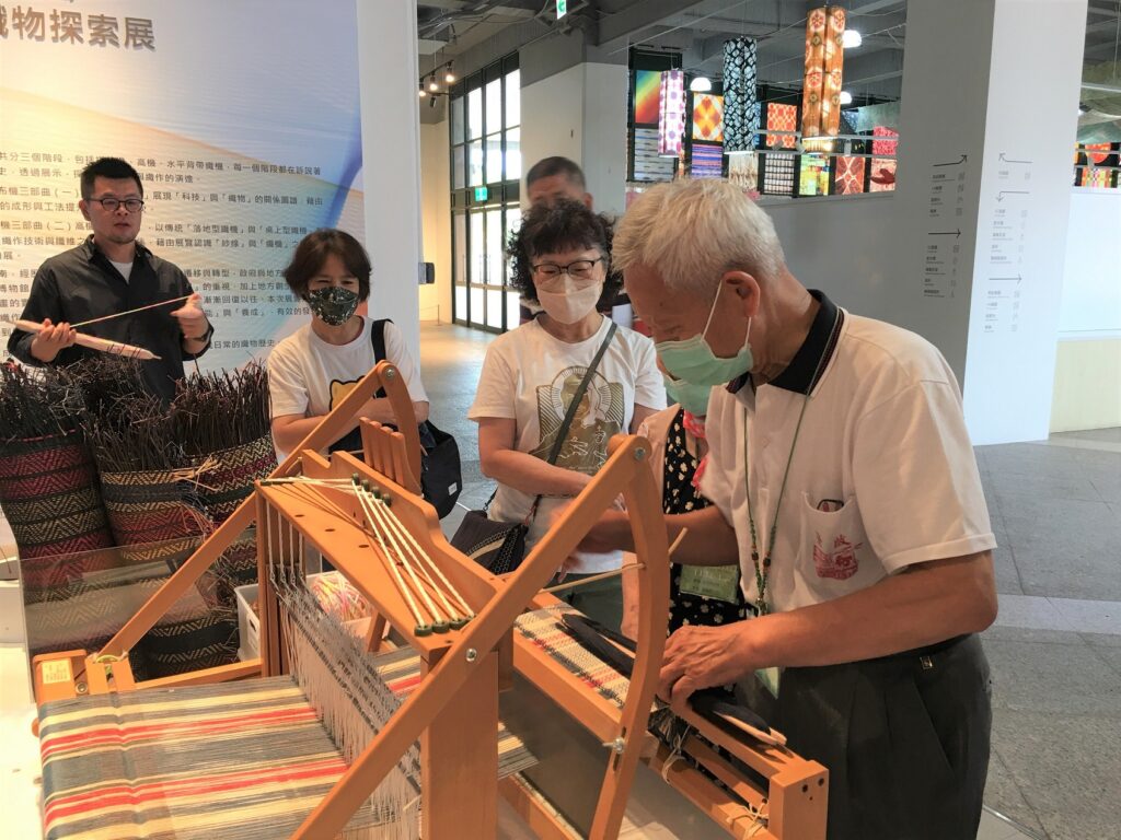 參加導覽民眾手操作織布機。（圖/文化局提供）