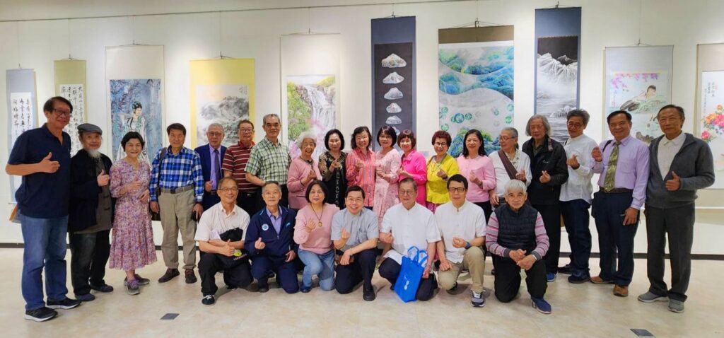 ▲參與中華娛樂文創產業發展協會展覽的會員老師們，展現為藝術投注心力的高度情懷。（記者 辛澎祥/攝）