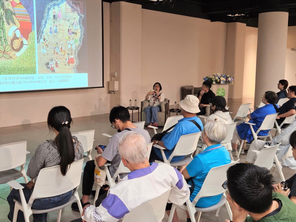 藝術家鄧文貞、策展人吳尚霖及參加座談民眾交流。（圖/文化局提供）