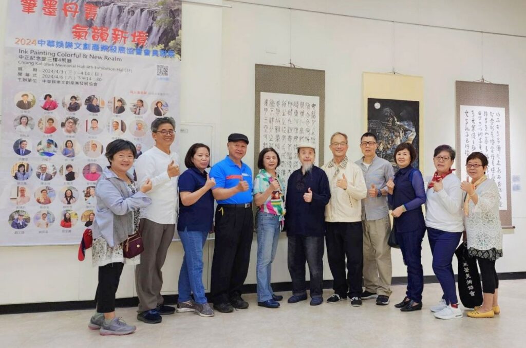 ▲參與各類型展覽顯得熱情大器的書畫老師們，藉由藝術展現豐富有情的生命力。（記者 辛澎祥/攝）