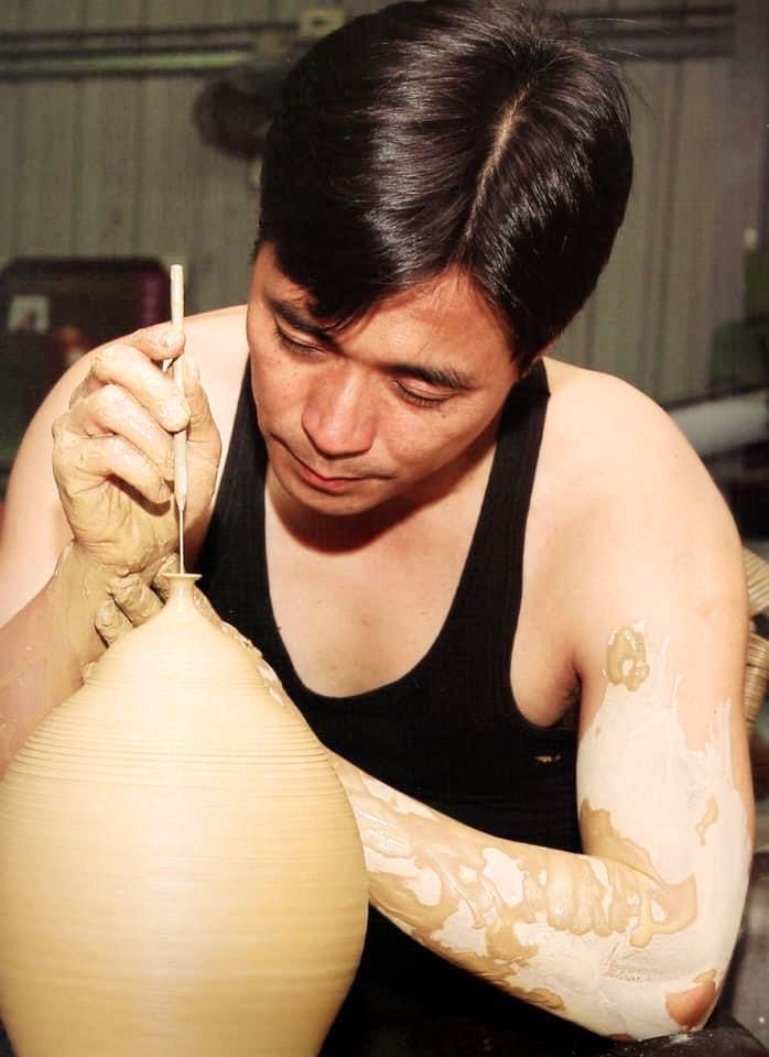 ▲專注作陶的年輕陶藝家李仁燿,對陶藝創作的堅持有著對生命執悟般的特質。(圖/李仁燿 提供)