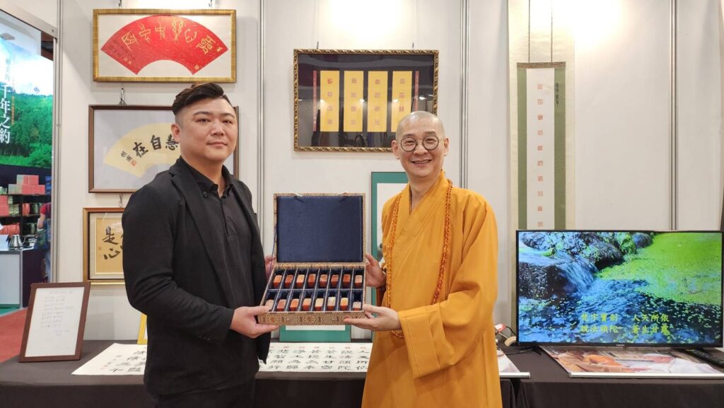▲為廣修禪寺之歌篆刻16方印石的古員齊老師（左）展示他精湛的篆刻技藝，並與大慧法師有著惺惺相惜的情誼。（記者 辛澎祥/攝）