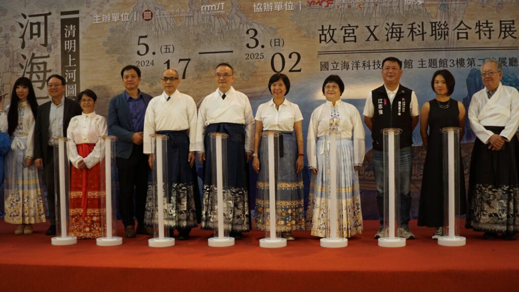▲活動主辦單位代表舉行特展開幕式並合影留念。（圖/故宮 提供）