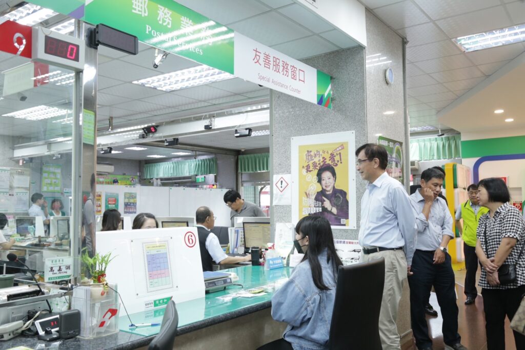 ▲中華郵政董事長吳宏謀(中)巡視郵局人員與民眾互動情形。(圖/中華郵政 提供)