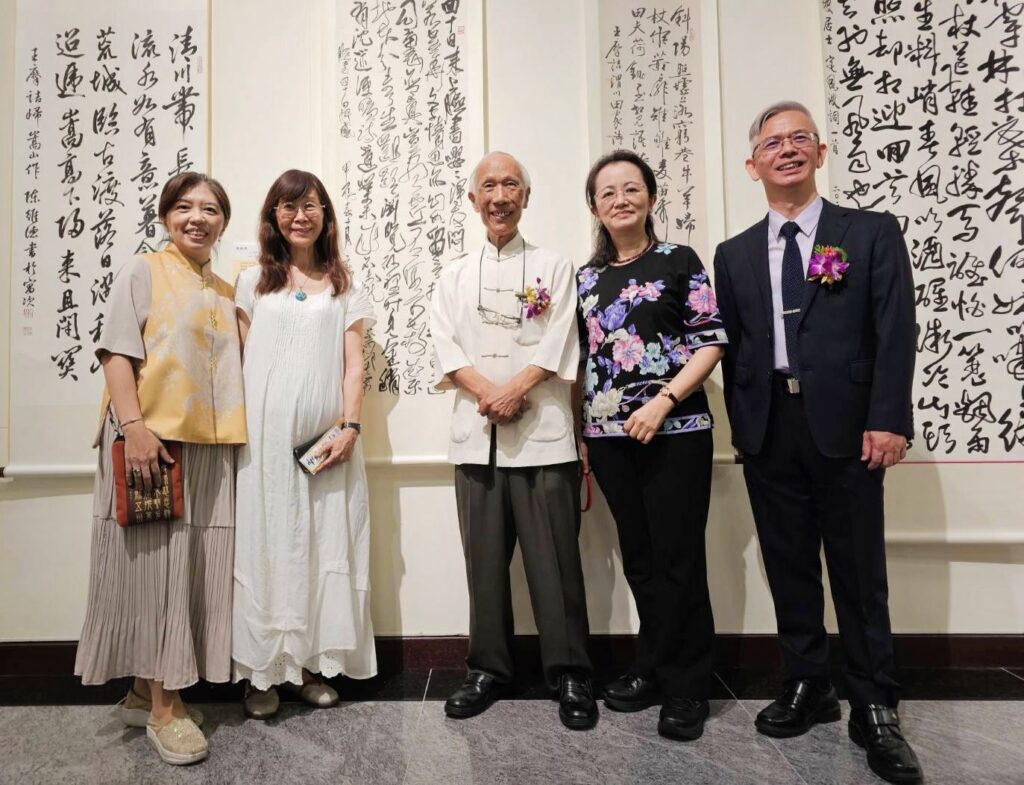 ▲楊旭堂理事長（右一）與多位書法家在展場合影。（記者 辛澎祥/攝）