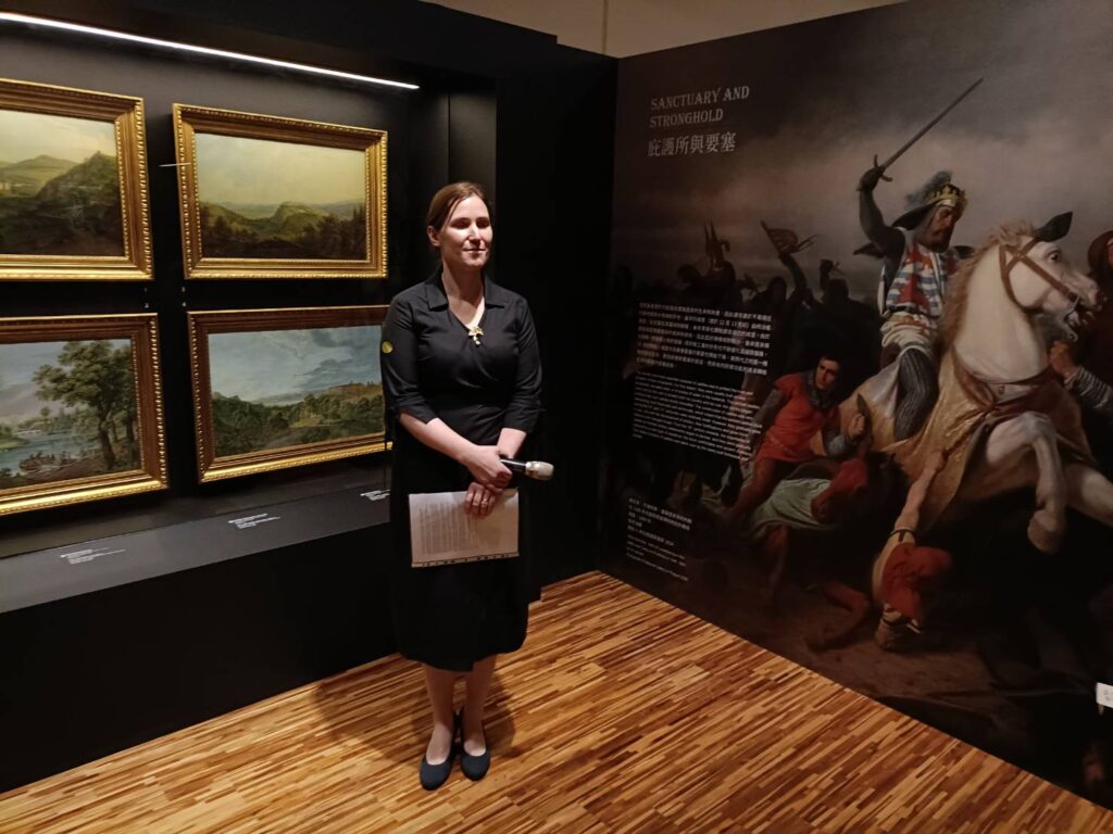 ▲捷克國家博物館的館方人員為出席開展儀式的貴賓進行導覽。（記者 辛澎祥/攝）