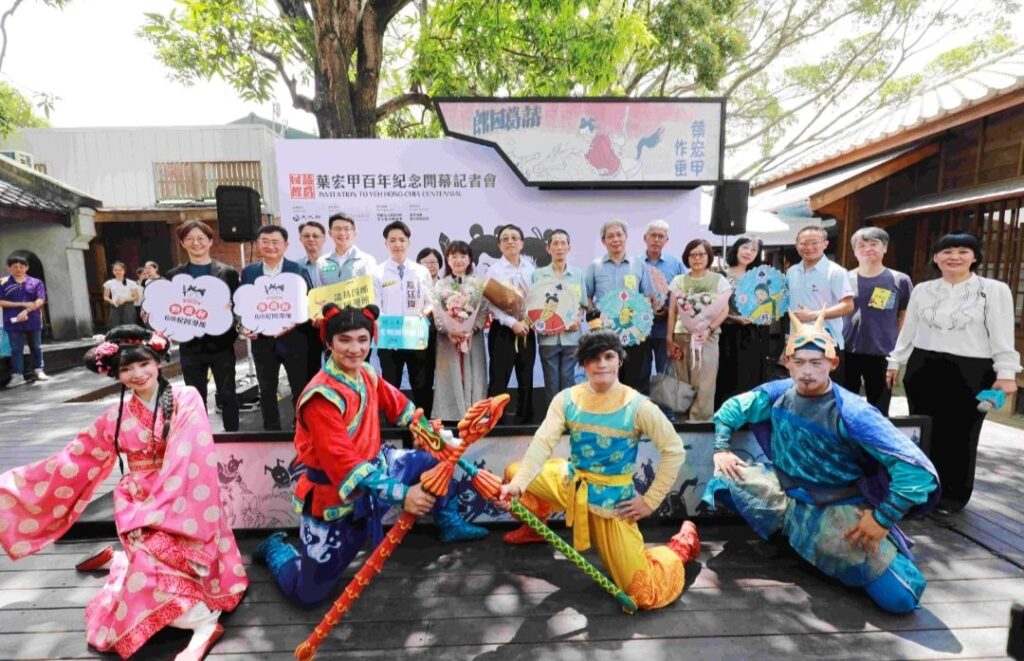 ▲國家漫畫博物館呈現系列展覽,走入臺灣漫畫經典之旅,主協辦方與相關業界代表合影留念。(圖/文化部 提供)